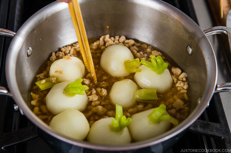Thickening a Japanese simmered dish with cornstarch slurry to thicken the sauce.