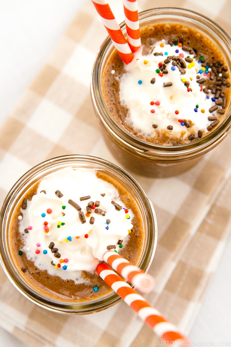 Chocolate banana smoothies in a mason jar.
