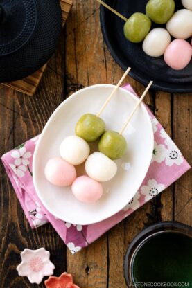 Celebrate cherry blossom season the Japanese way with these popular hanami foods, from picnic-friendly dishes to classic sweets and spring-inspired treats. They’re perfect for hanami picnics, spring gatherings, or welcoming sakura season at home.