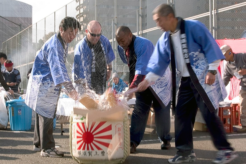 4 men breaking sake barrel kagami biraki