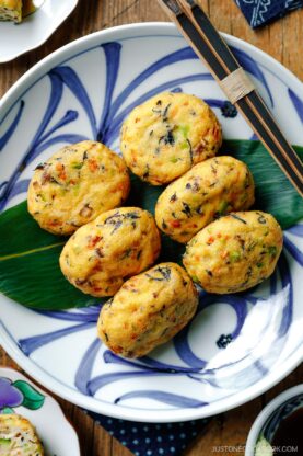 Japanese plates containing Ganmodoki (Japanese fried tofu patties).