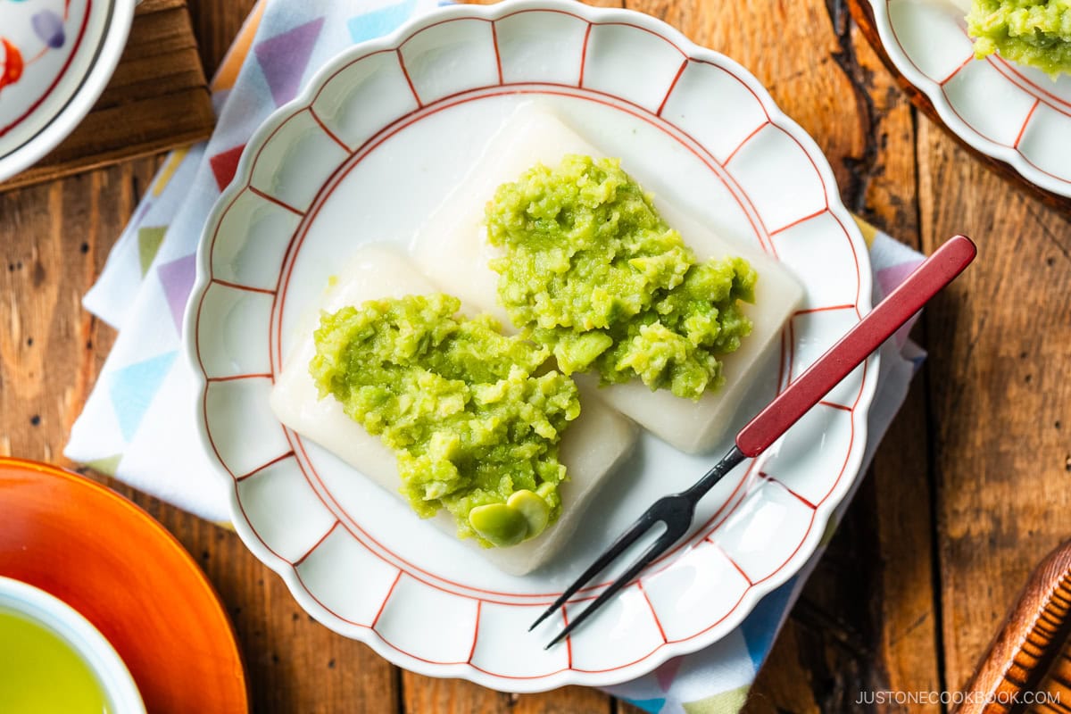 A fluted plate containing Zunda Mochi, topped with sweet edamame paste.