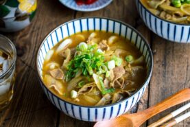 Curry udon in a Japanese bowl.