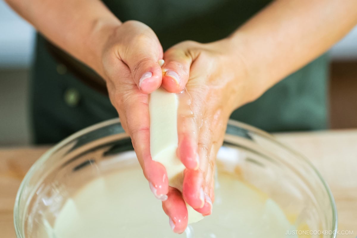 Koyadofu between the hands.