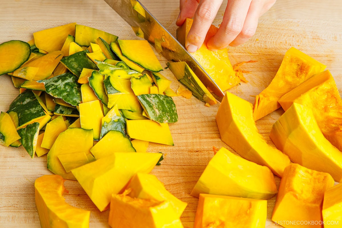 Cutting kabocha skin off.