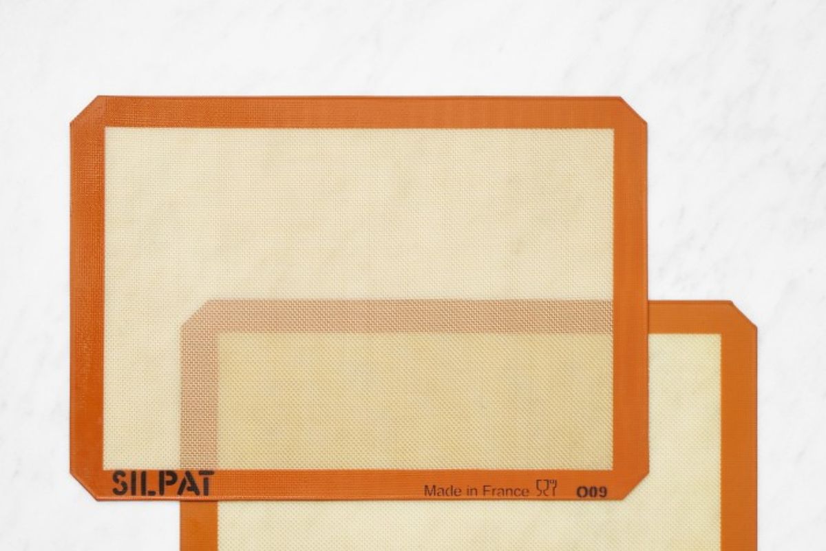 Boiling water in an electric kettle, stainless steel and glass design, modern kitchen appliance for boiling water quickly and efficiently.