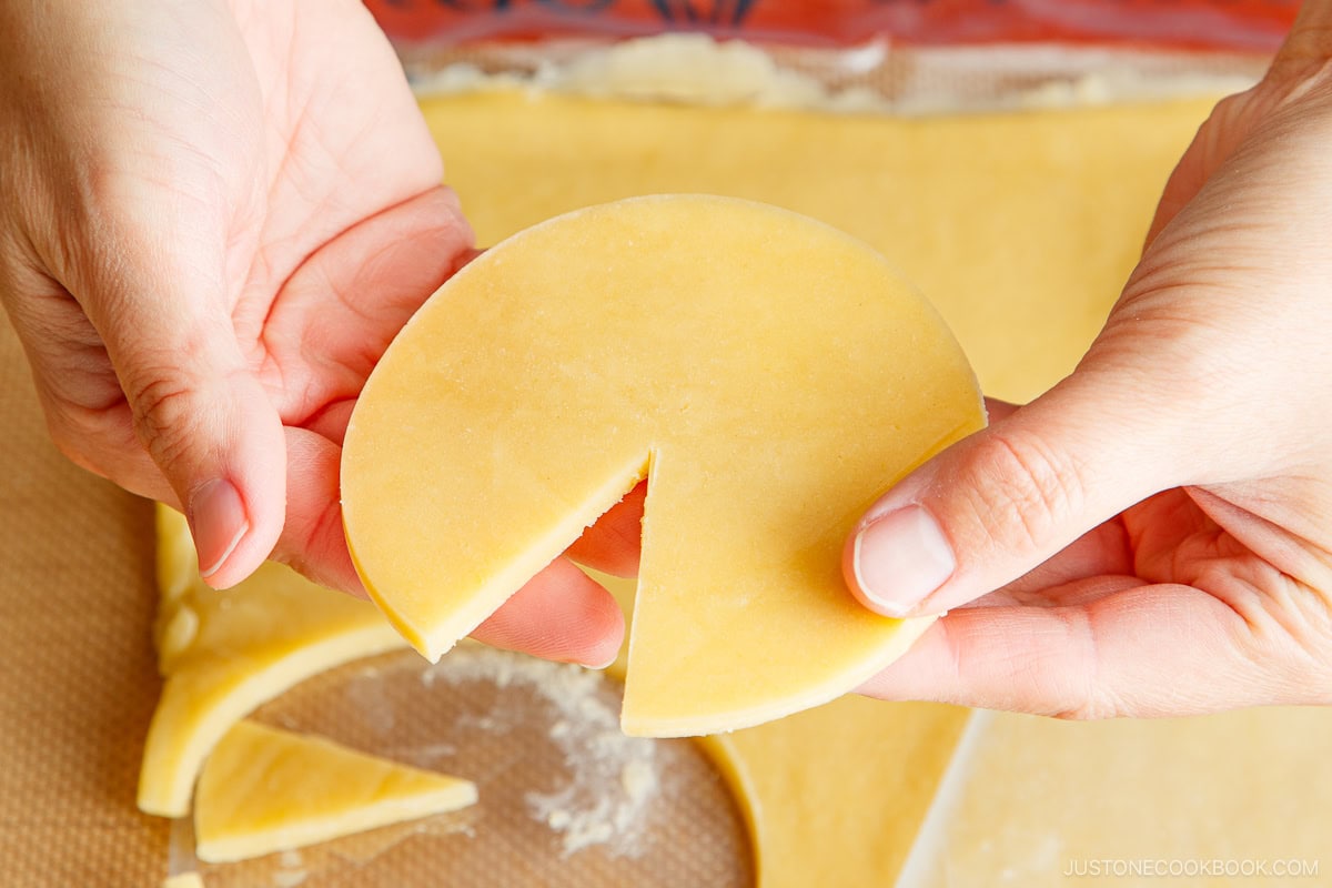 Cut out the pastry dough.