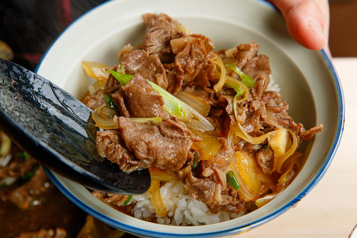 Serve simmered beef and onion over steamed rice.