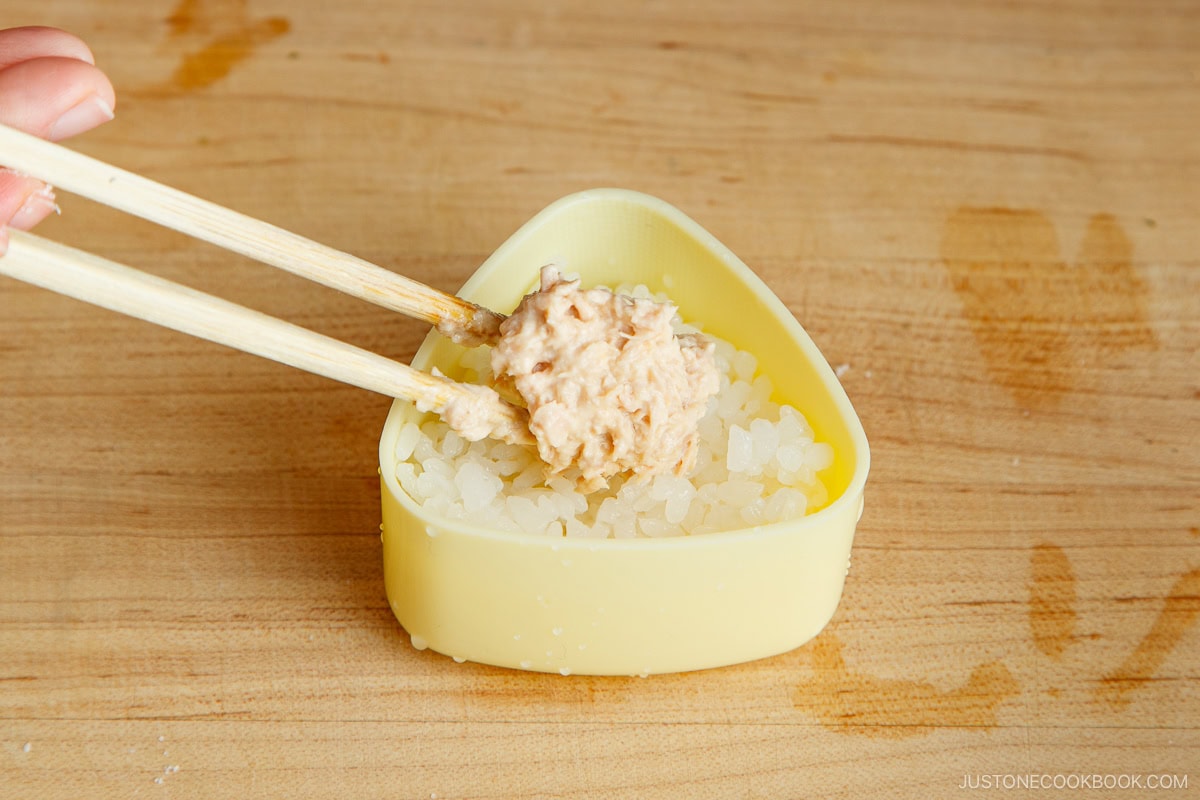 Fill the onigiri mold with rice and the filling.