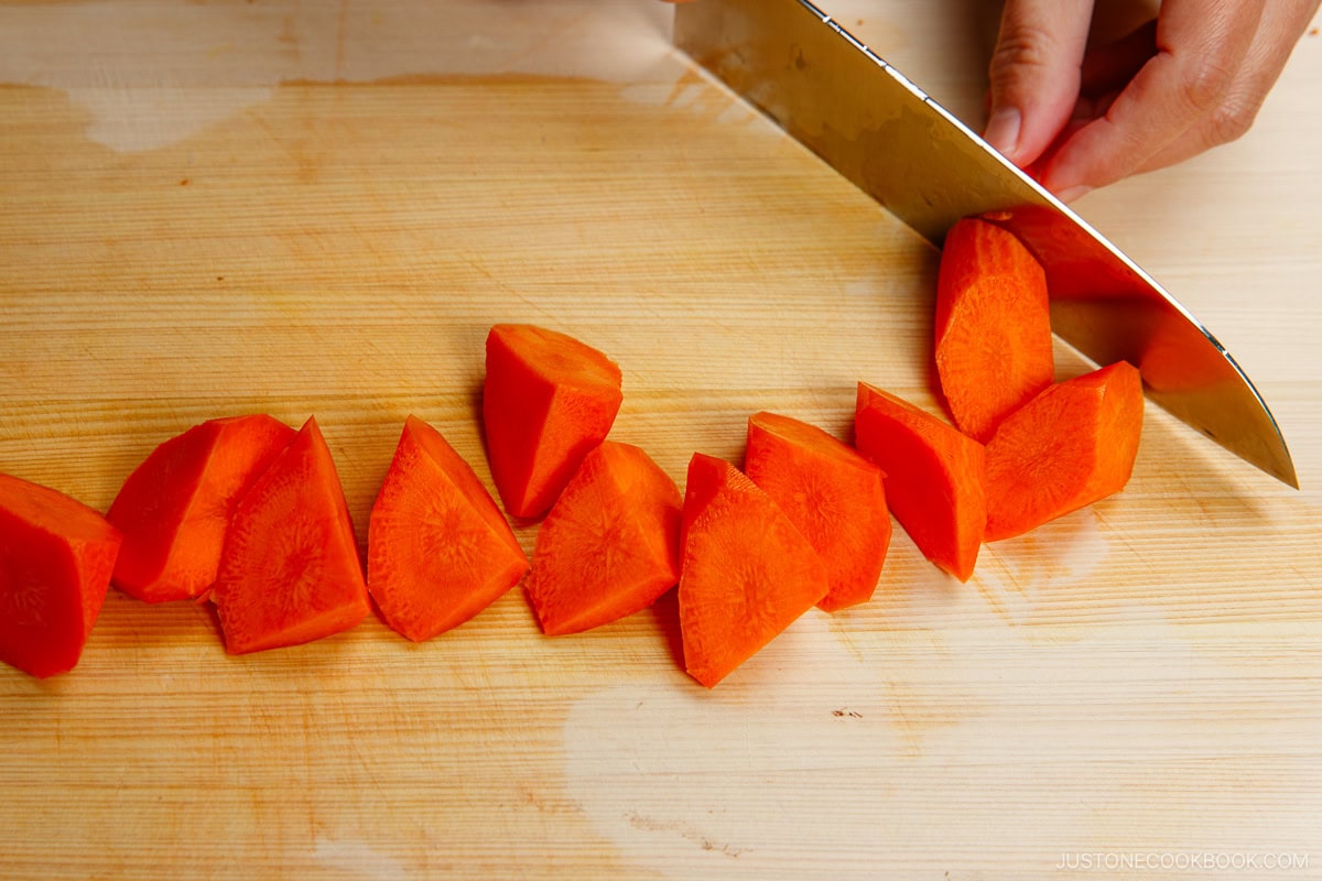 Slicing carrot in rotating cut.