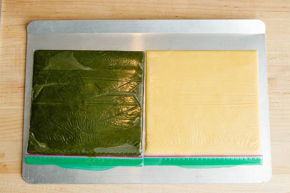 Put the dough into sandwich bags.