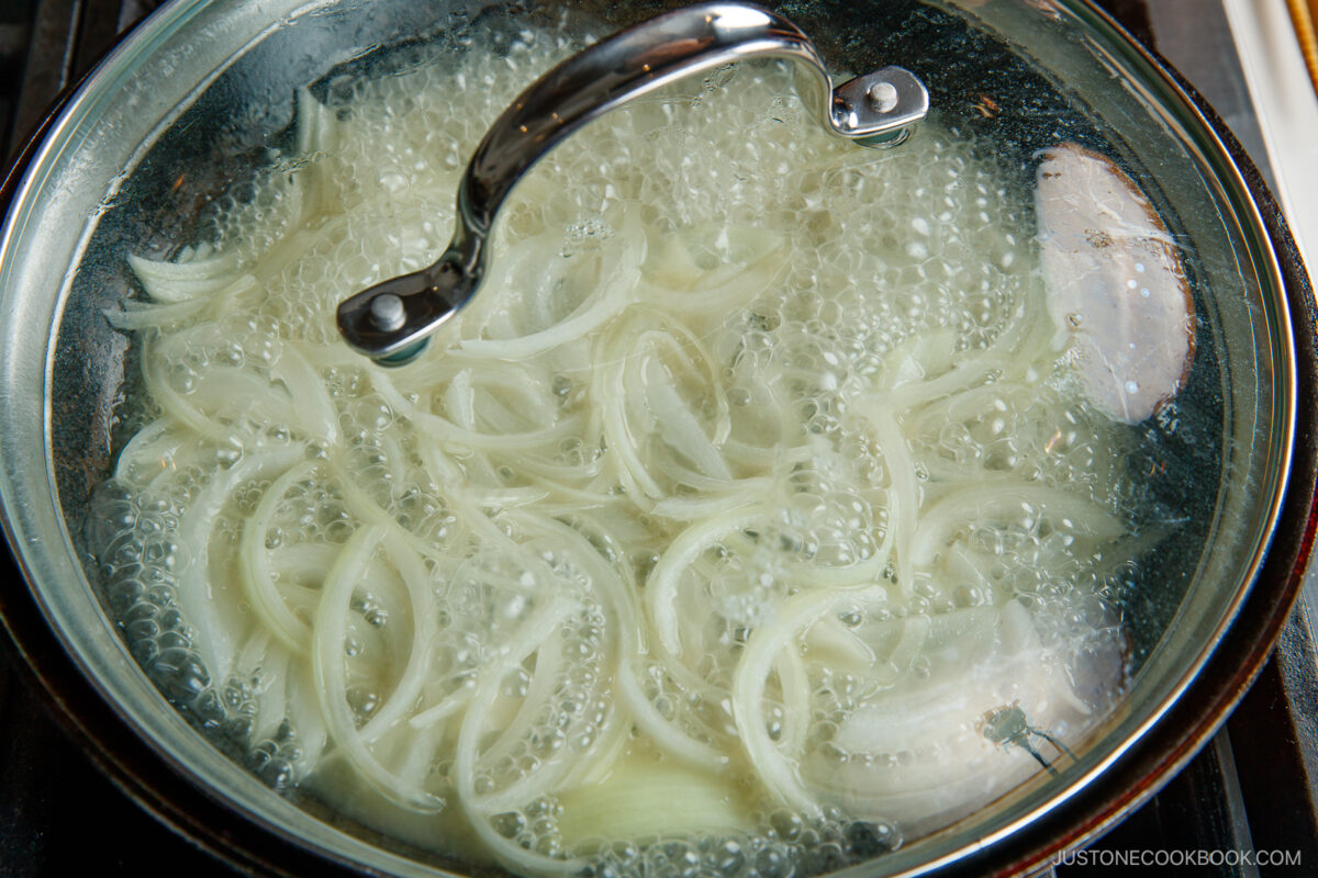 Covered to cook the onions in the dashi.