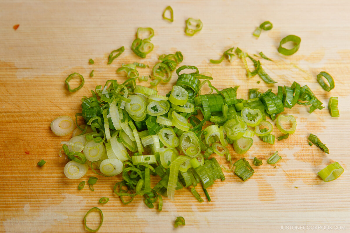 Slice the green onion.