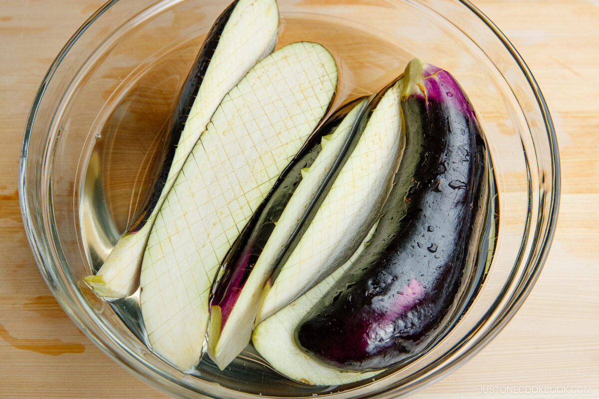 Soaking the eggplant in the water.