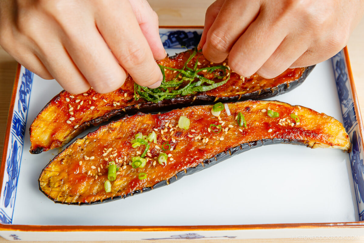 Sprinkle sesame seeds, shiso, and green onion on the eggplant.