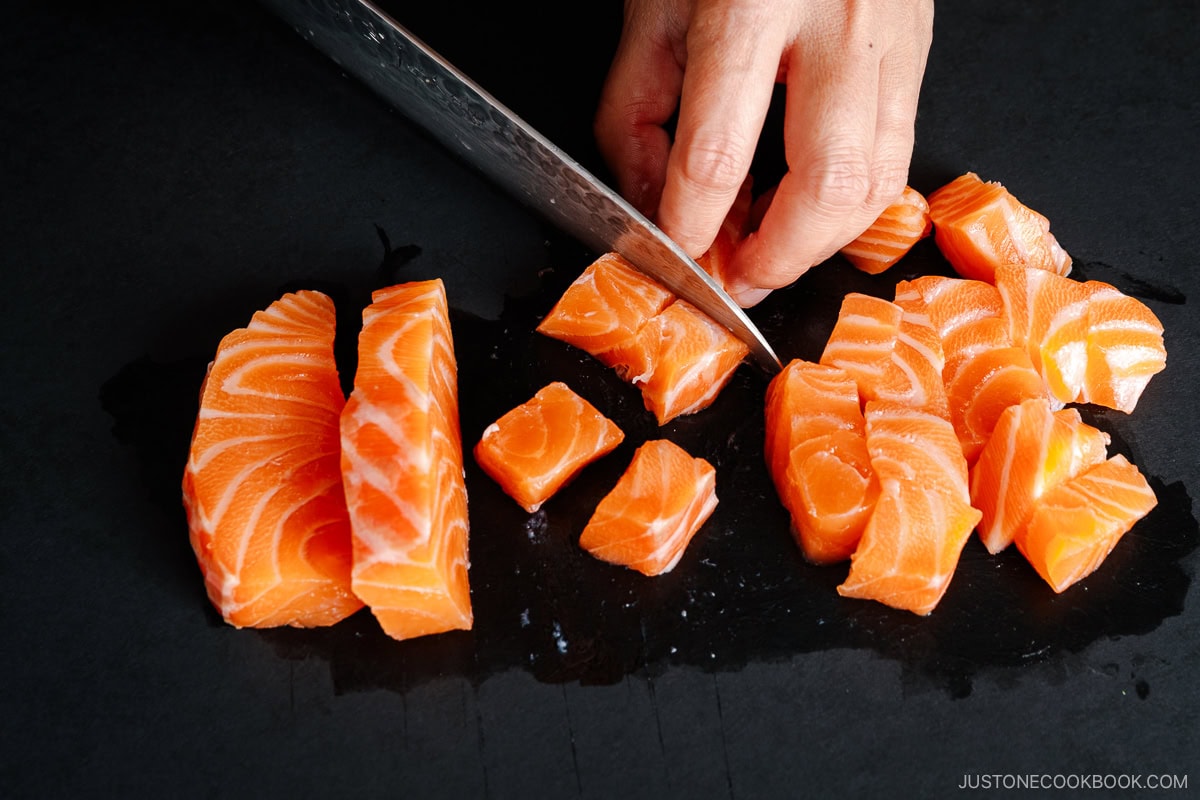 Cut the salmon into small cubes.