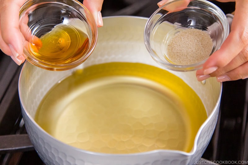 Making udon noodle soup with seasonings.