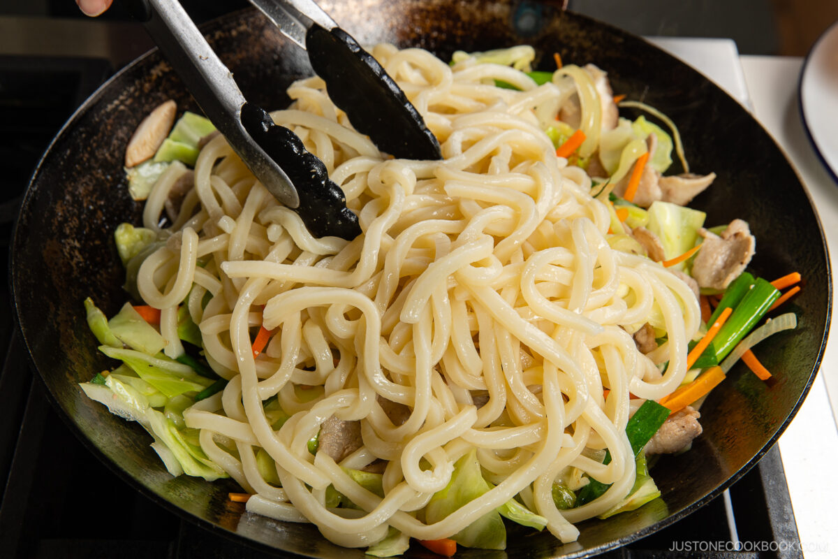 Add the udon noodles.