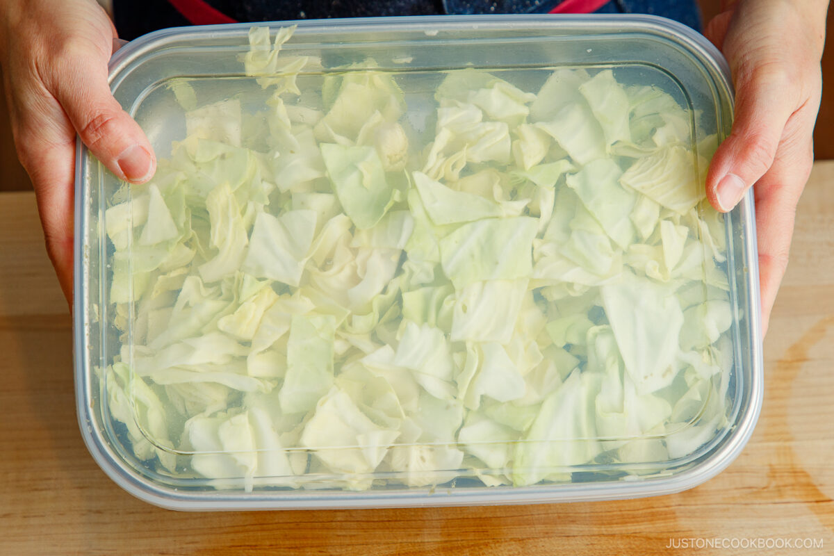 Cover with the lid and shake well.