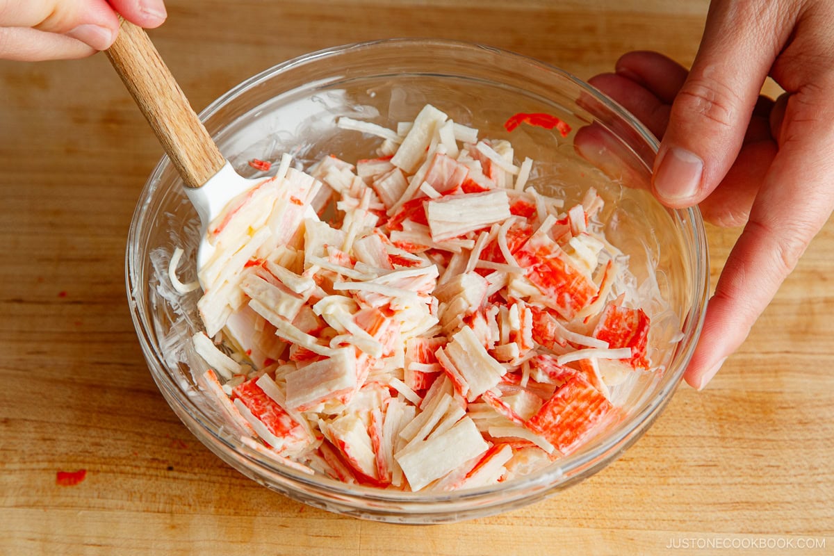 Cut the crabmeat and mix with mayo.