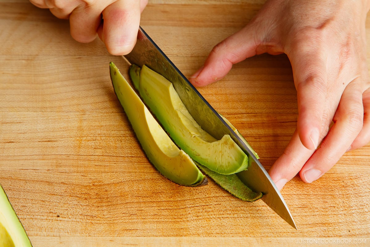 Cut the avocado wedges.