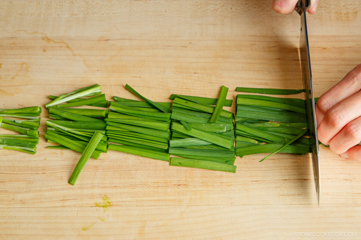 Cut the garlic chives into small pieces.