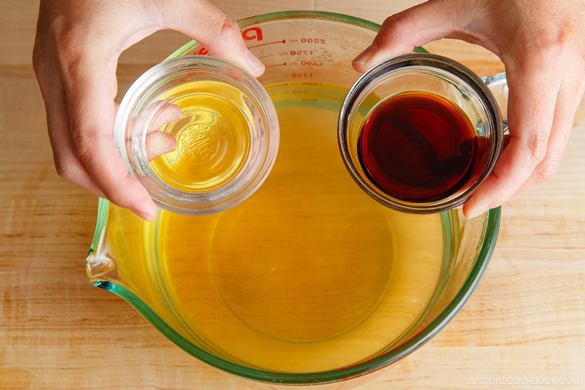 Prepare the soup broth.