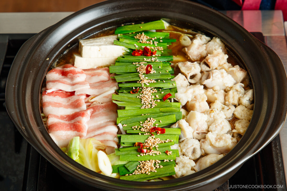 Place the garlic chives and sprinkle sesame seeds on top.