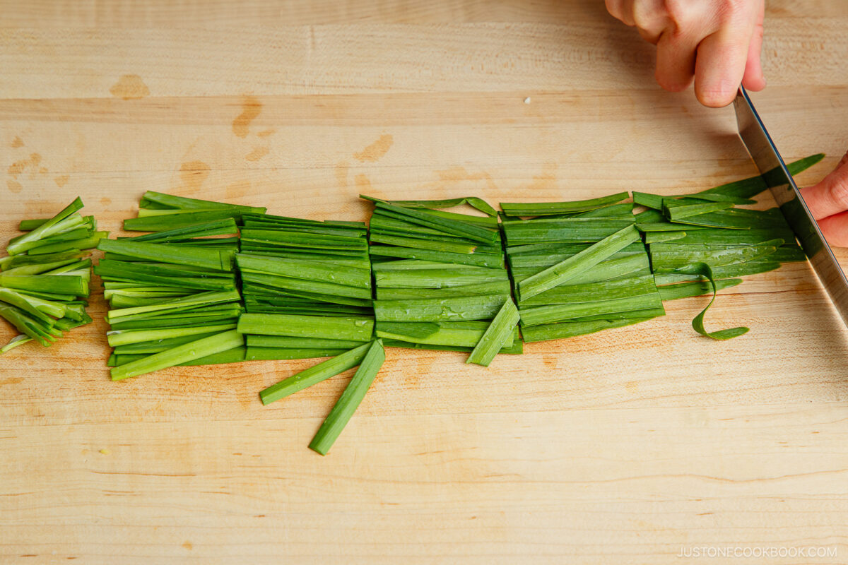 Cut the garlic chives into 2 inches.