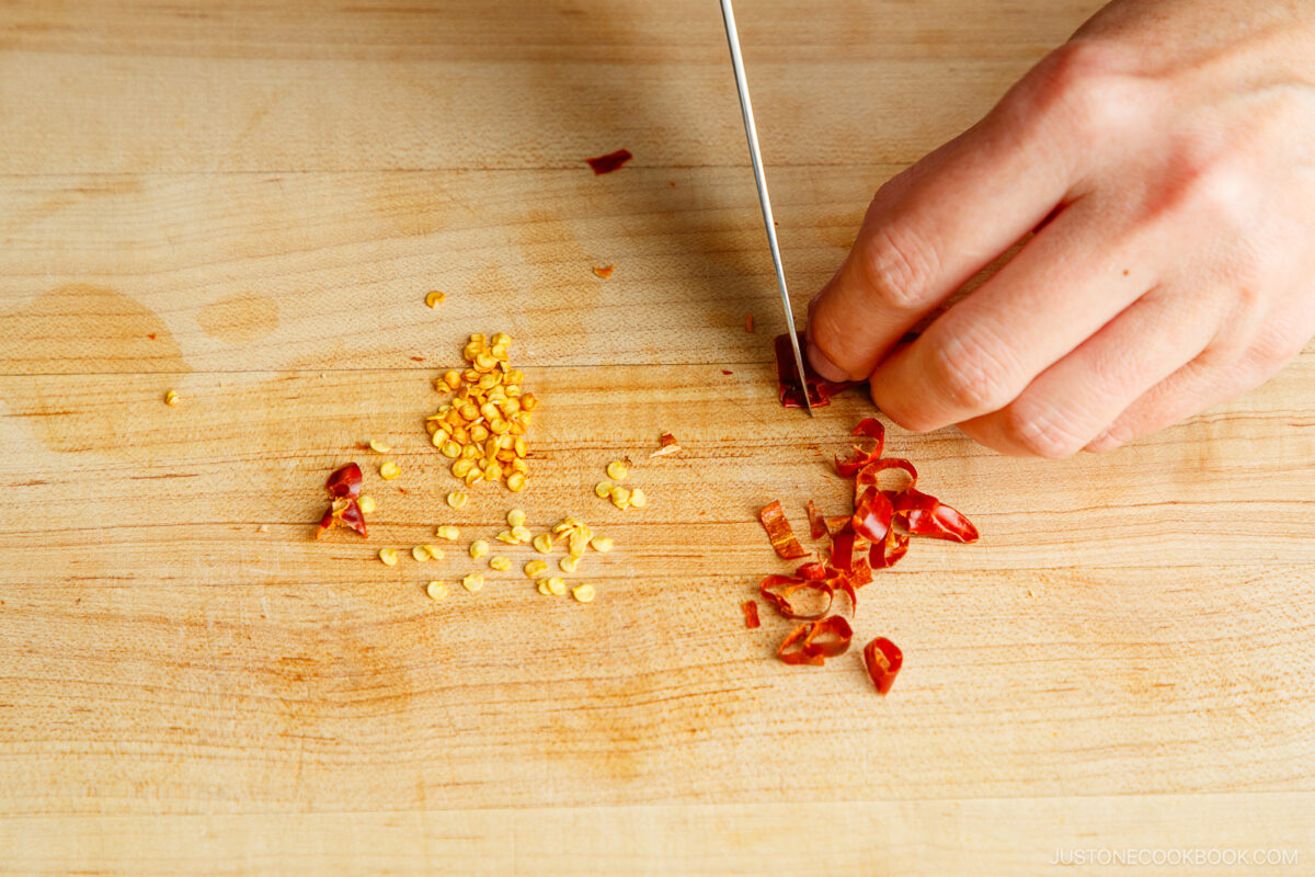 Slice the dried chilies.