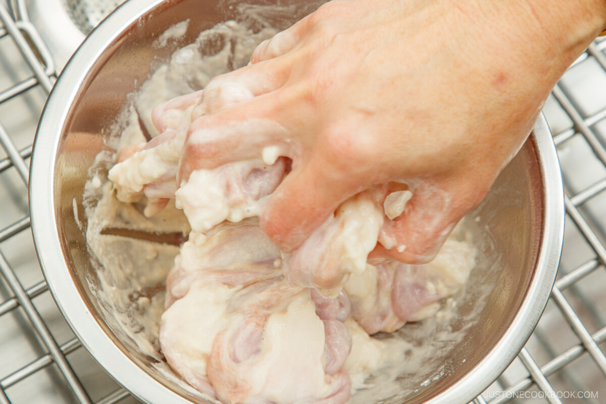 Rub the flour against the offal.