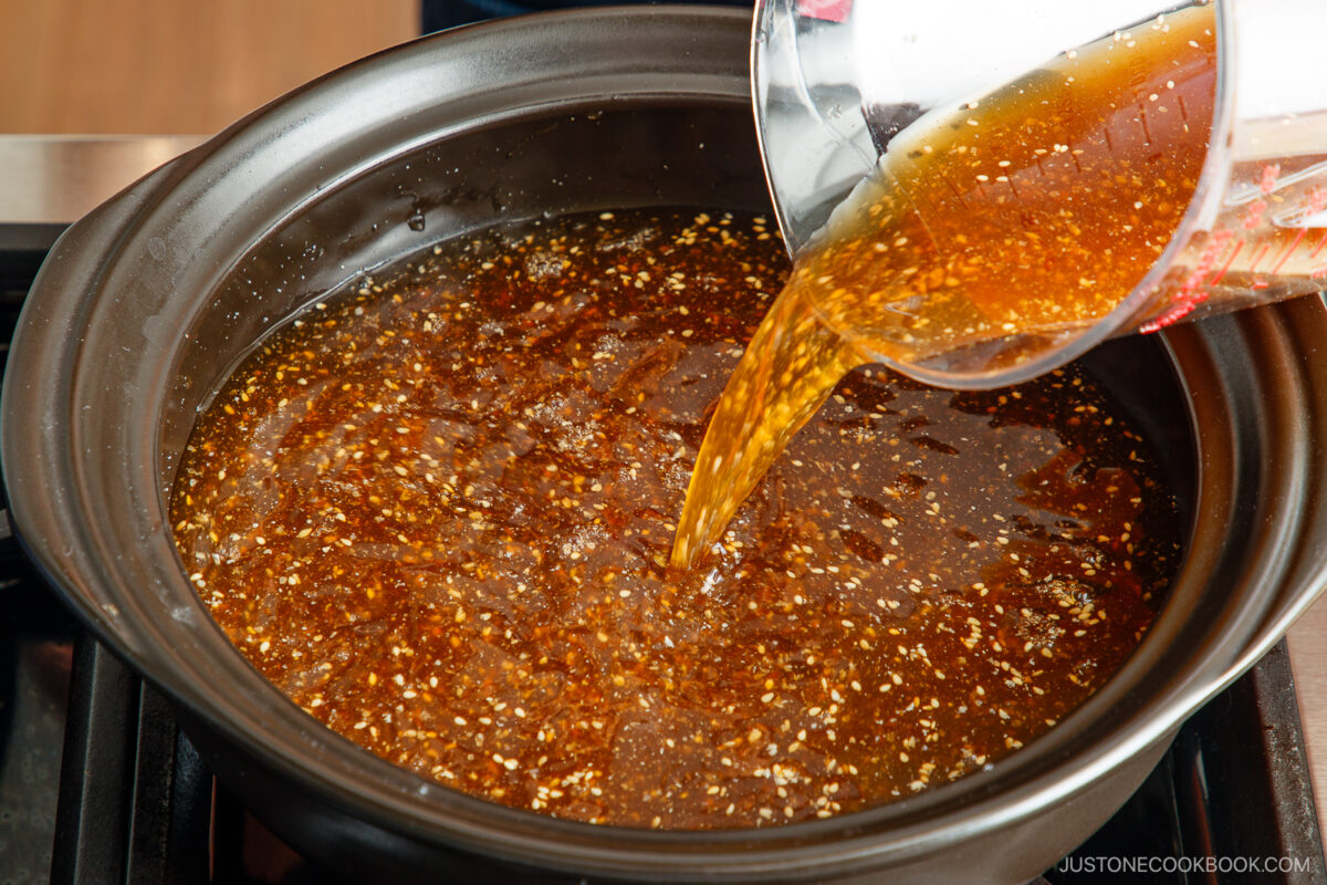 Pour the soup broth into the donabe pot.