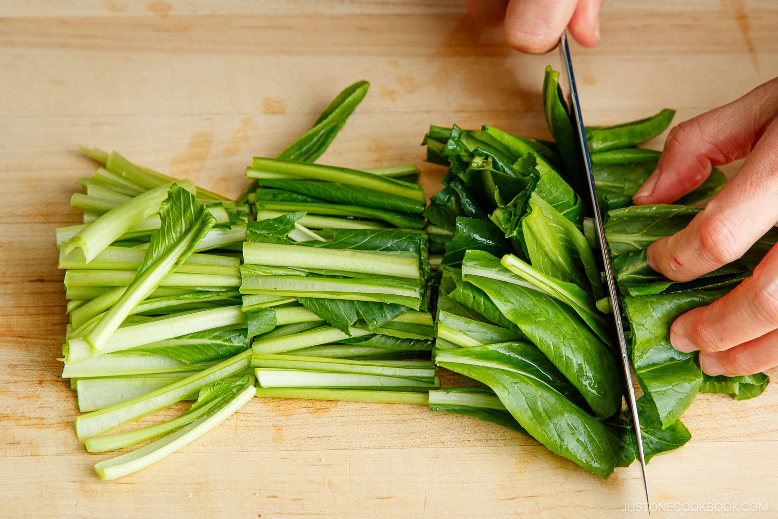 Cut the komatsuna green into small pieces.