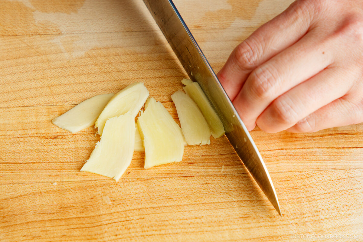 Thinly slice the ginger.