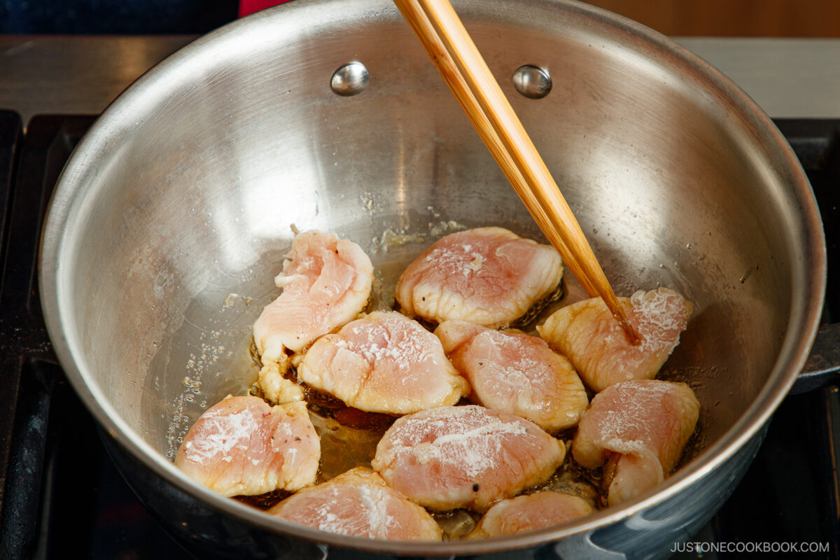 Shallow-fry the chicken in the pot.
