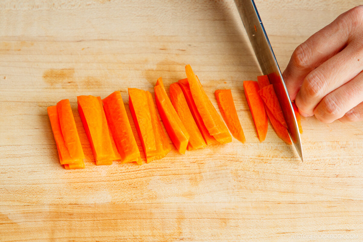 Cut the carrot into thin slabs.