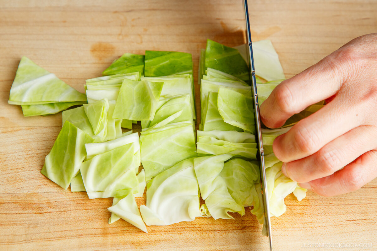 Cut the cabbage into small pieces.