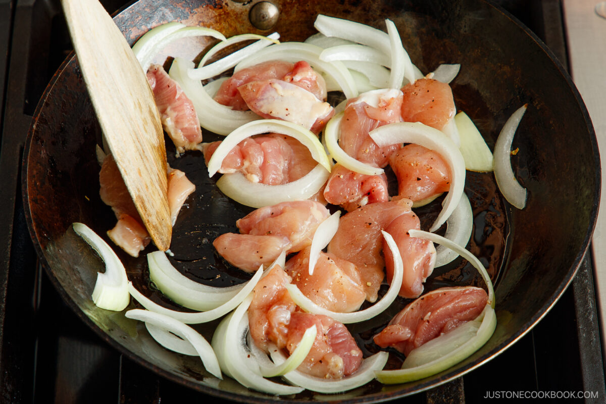 Stir fry the chicken and onion.