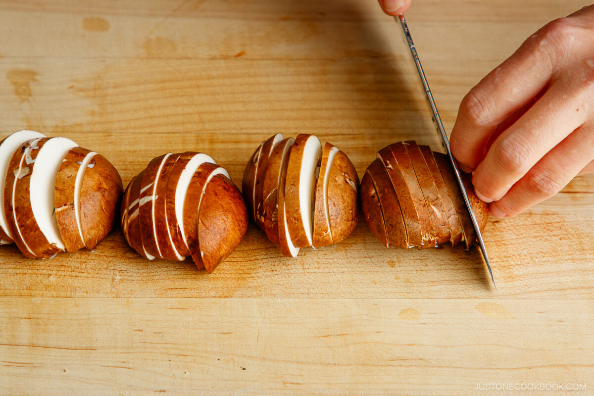 Cut the mushrooms into slices.