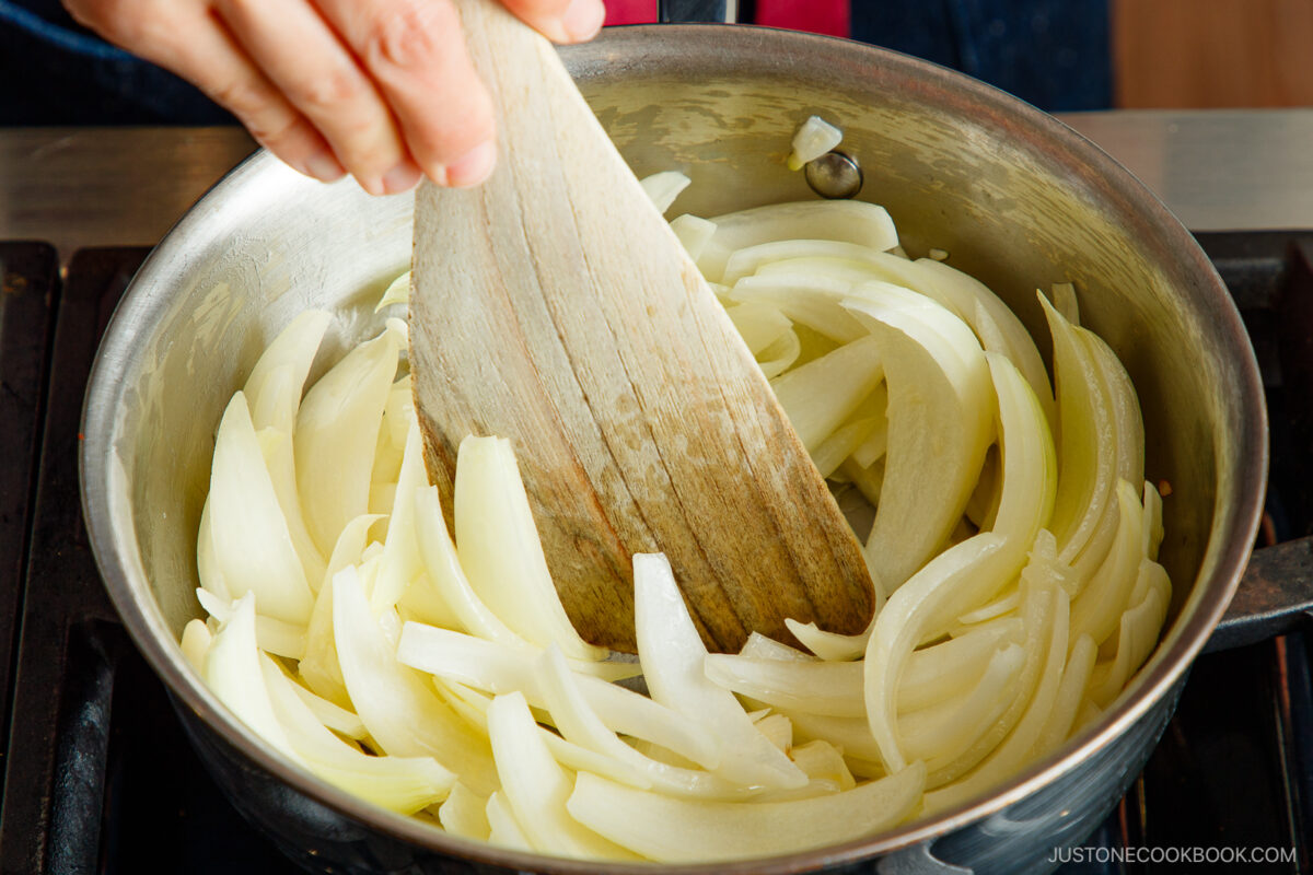 Saute the thinly sliced onions.