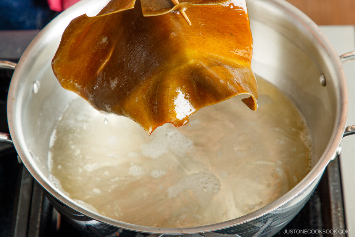Making the kombu dashi using the kombu and water.