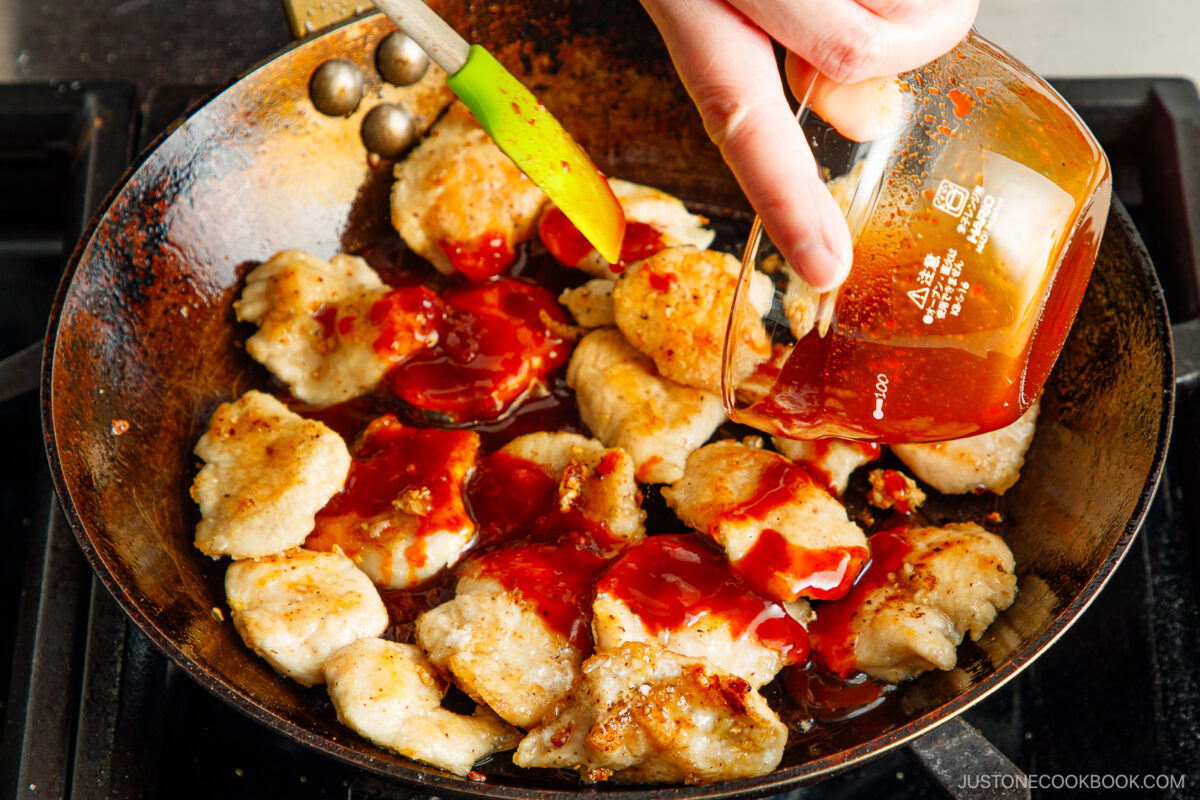 Pour the honey gochujang sauce over the chicken.
