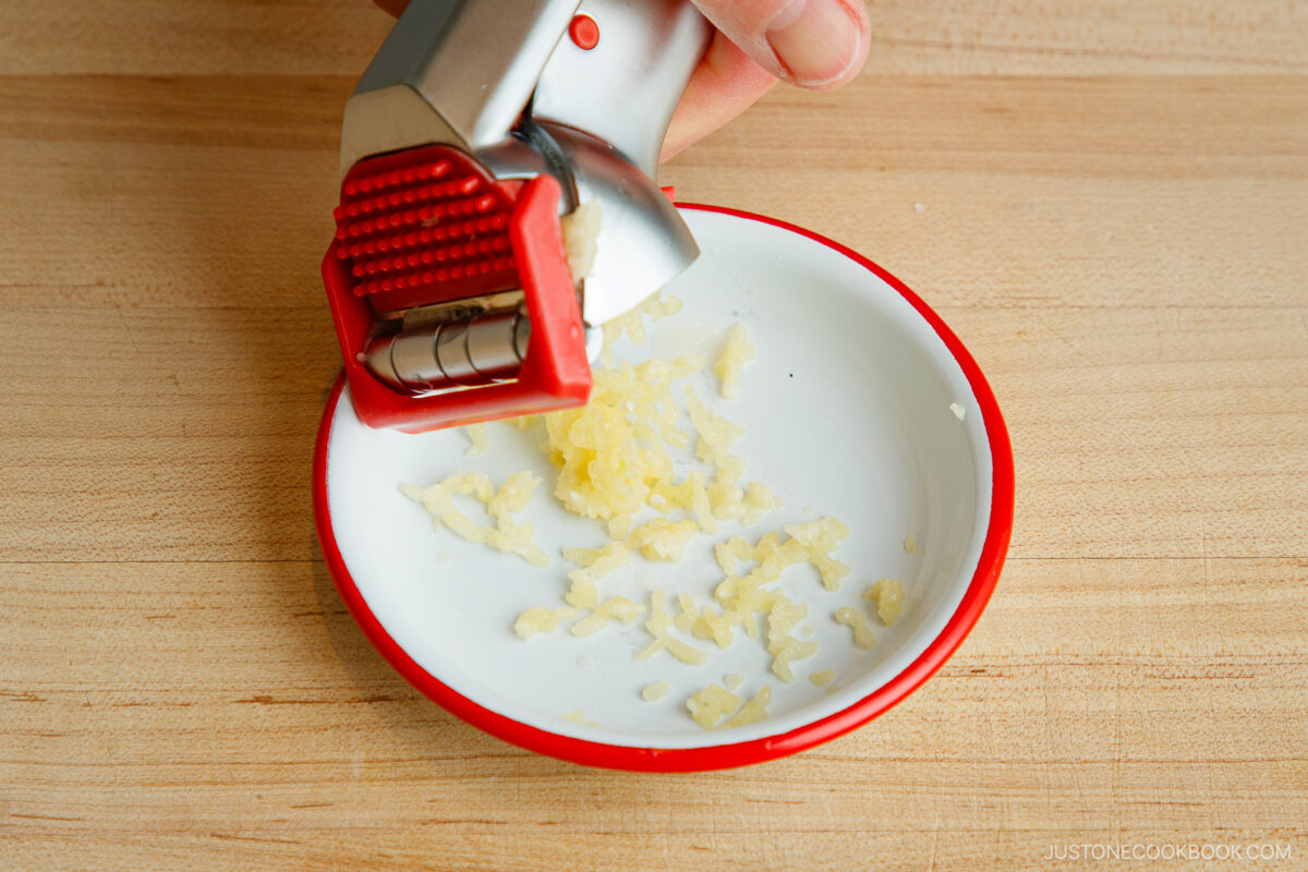 Mince the garlic.