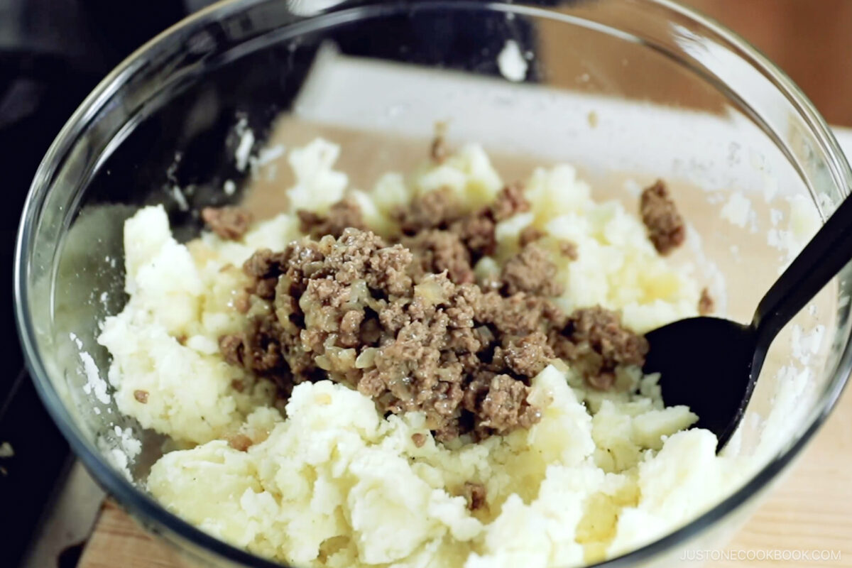 Mix the meat and potato mixture.