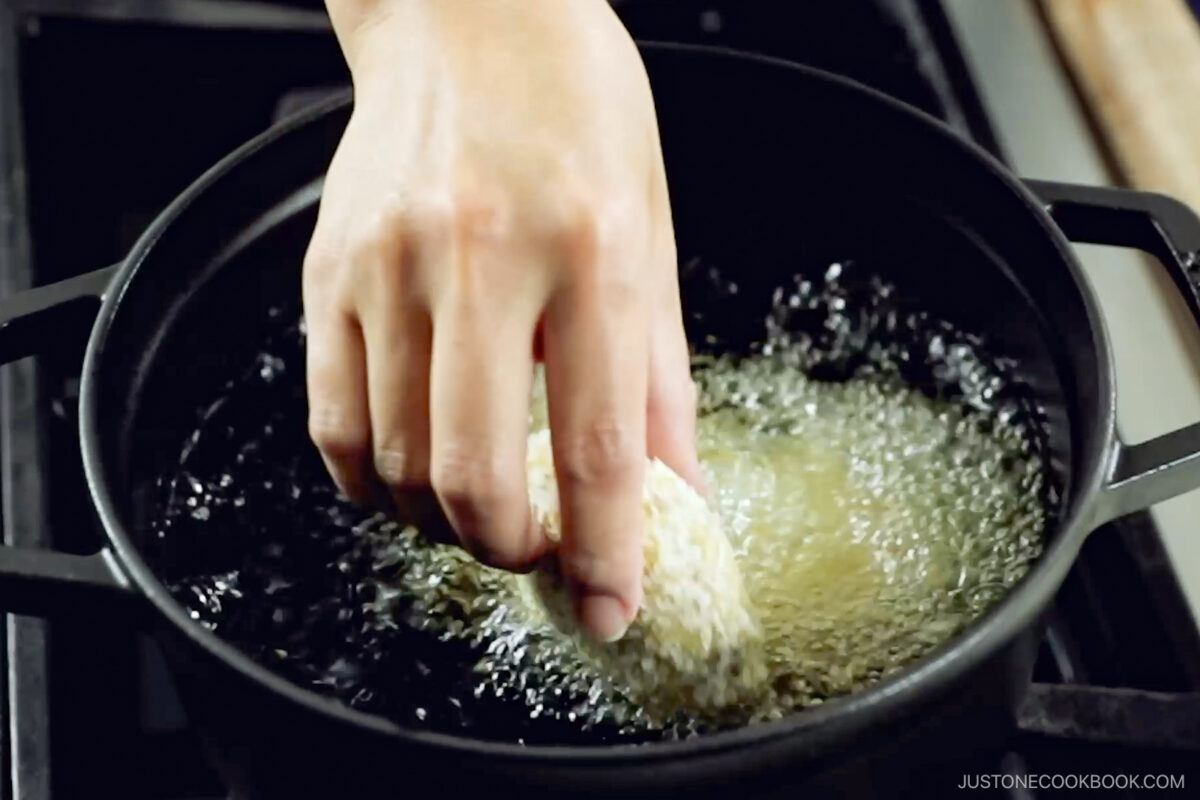 Deep fry korokke in the oil.