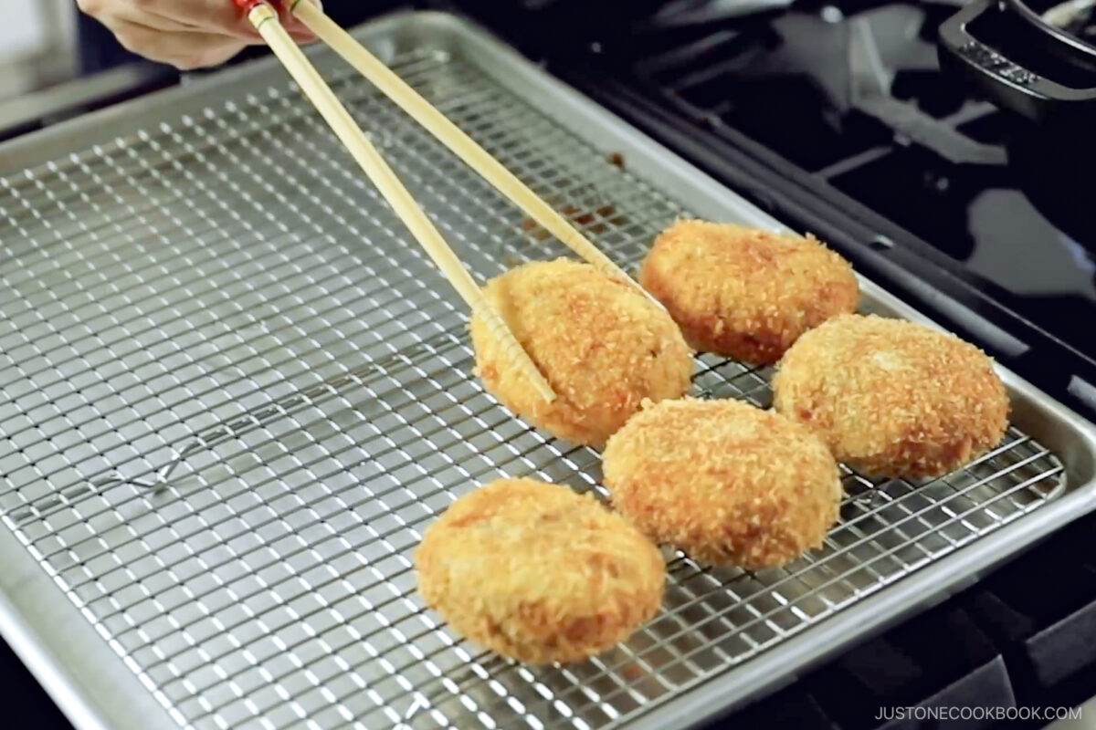 Drain the excess oil very well on the wire rack.