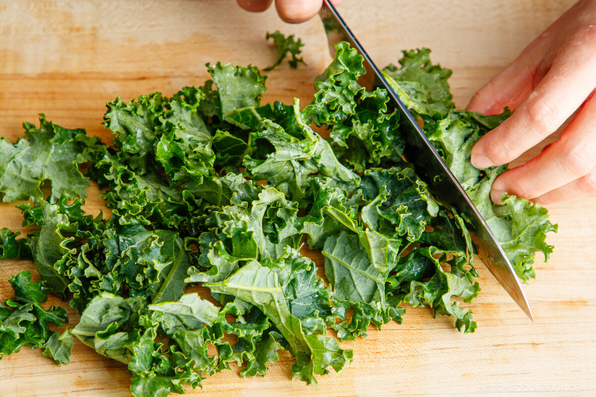 Cut the kale leaves in smaller pieces.