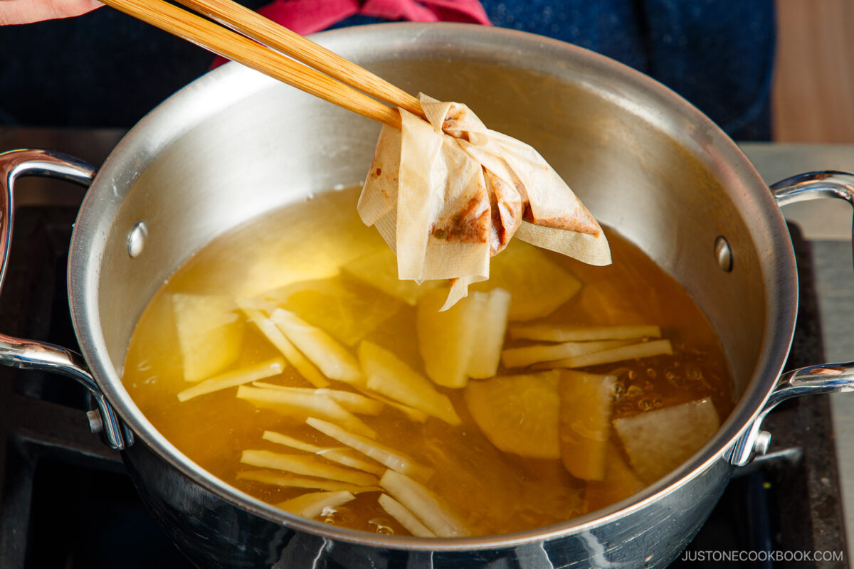 Discard the dashi packet.