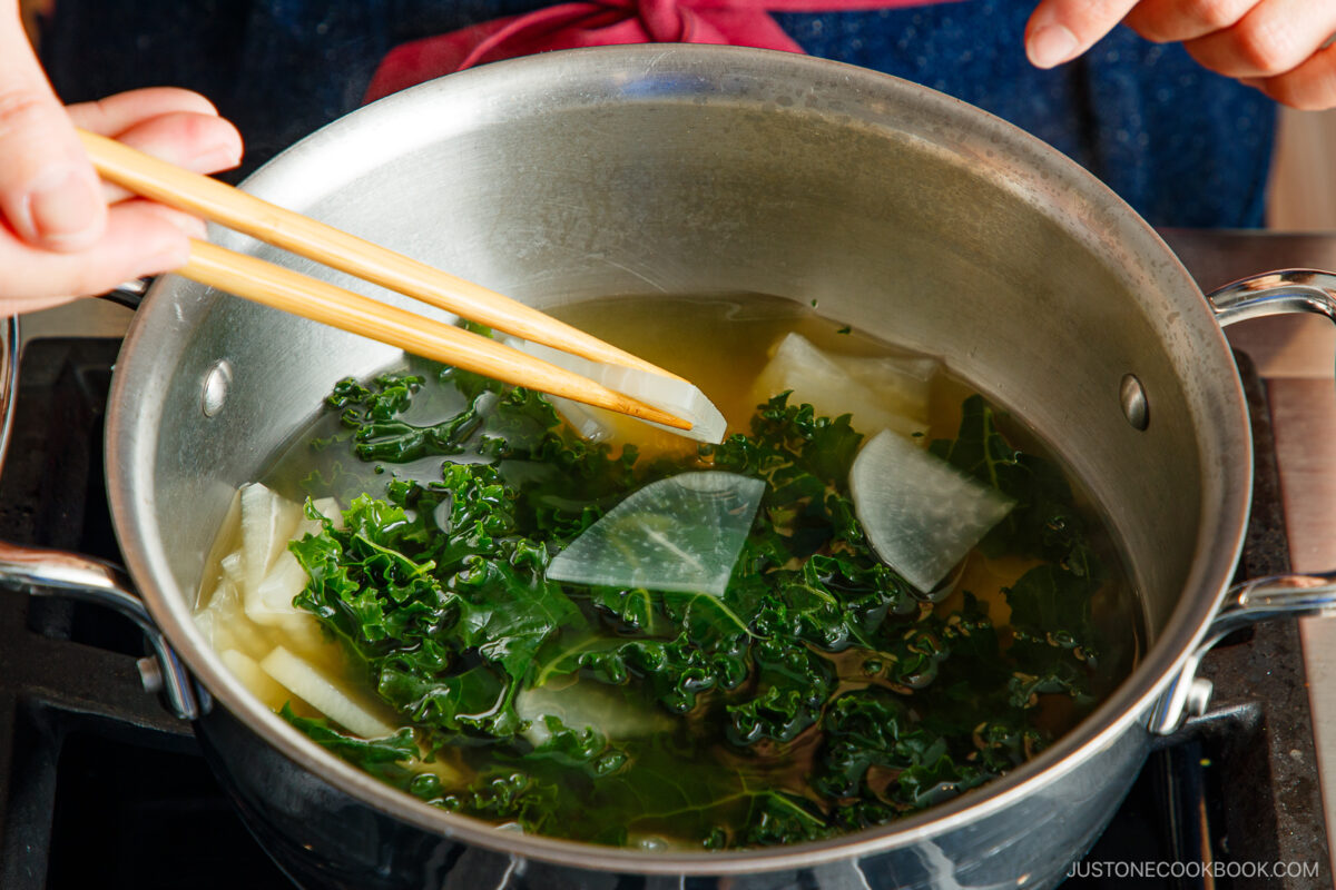 Check the doneness of the daikon.