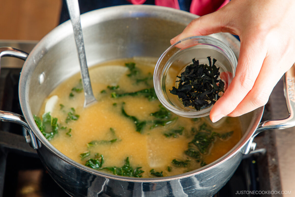 Add the dried wakame to the miso soup.
